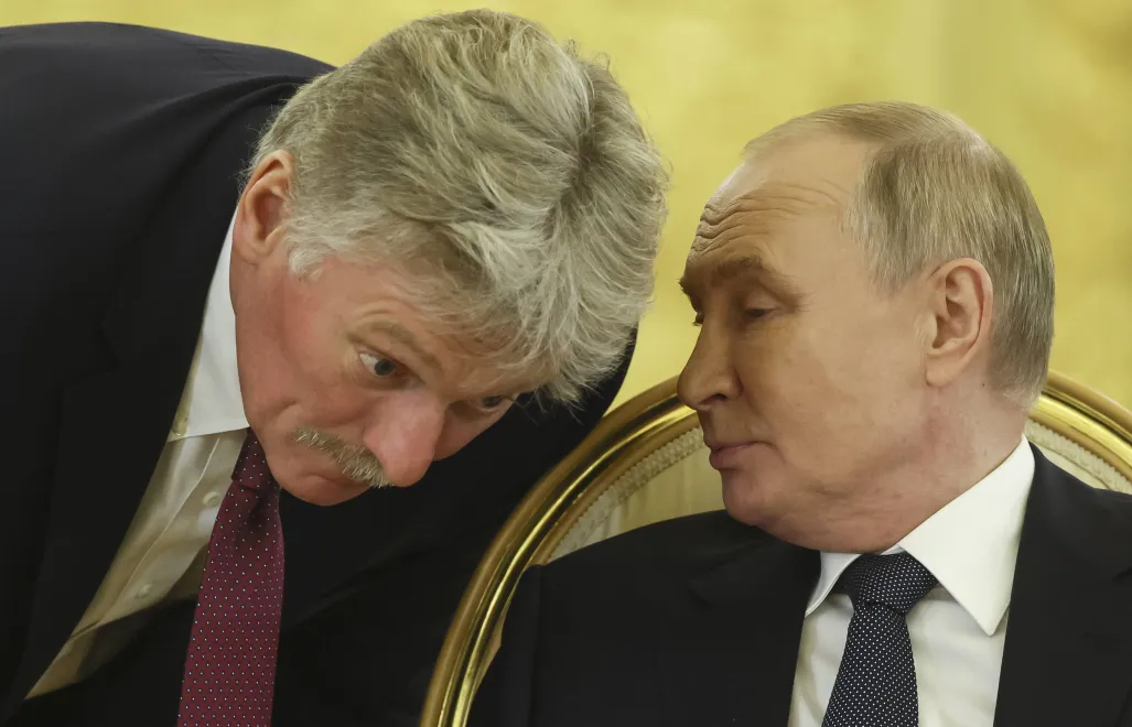 Rzecznik Kremla Dmitrij Pieskow i prezydent Rosji Władimir Putin. Fot. PAP/EPA/	SERGEI ILNITSKY