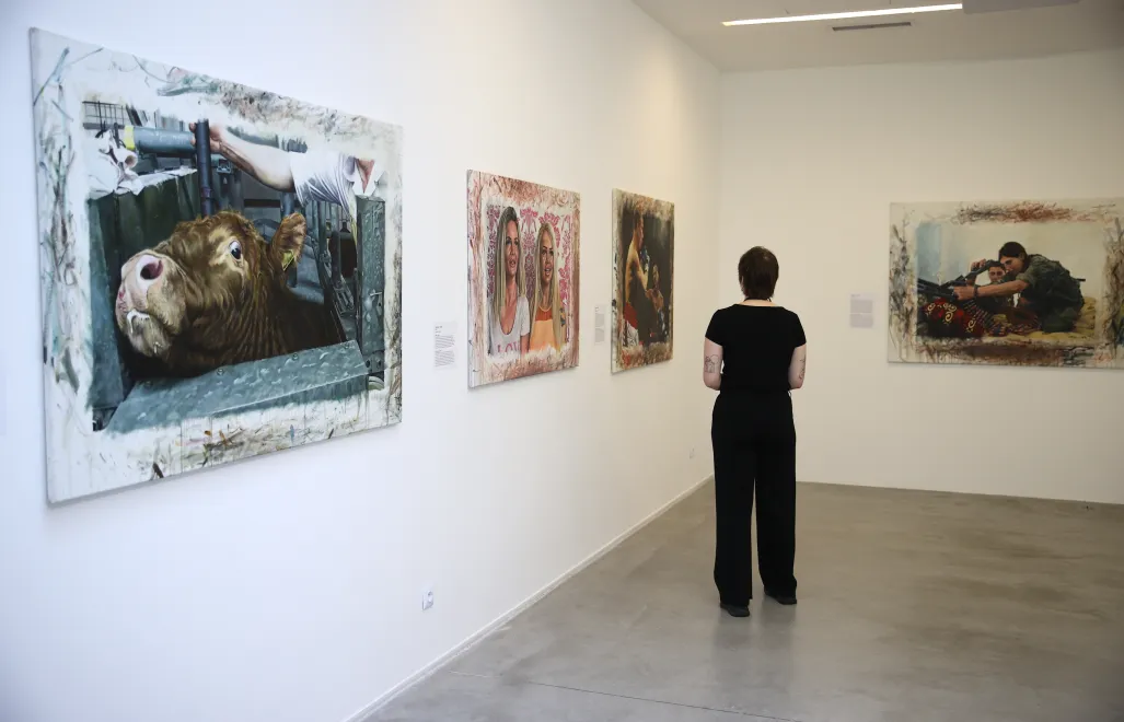 Prezentacja po konferencji, nowych wystaw Małgorzaty Blamowskiej "Wszystkie wcielenia kobiety", Alicji Białej "Zatruty staw" i "Wielcy współcześni. Dar Teresy i Andrzeja Starmachów" w Muzeum Sztuki Współczesnej MOCAK w Krakowie (zdjęcie ilustracyjne)PAP/Łukasz Gągulski