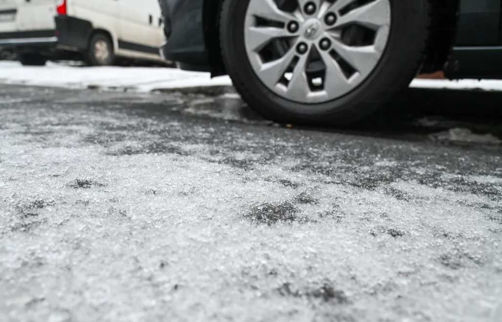 Oblodzona jezdnia Fot. PAP/Marcin Bielecki