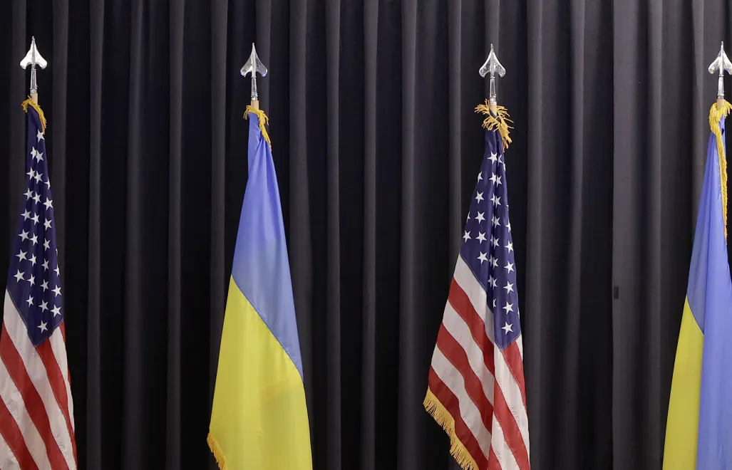 Прапори США та України. Fot. PAP/EPA/RONALD WITTEK