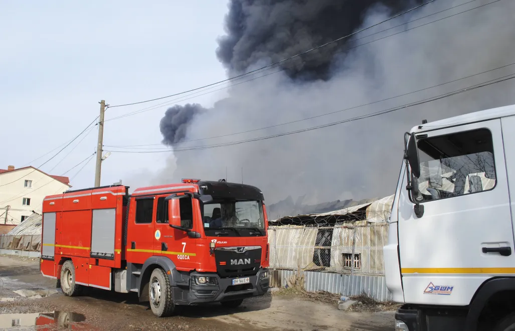 Українські рятувальники працюють на місці атаки безпілотника в Одесі, південна Україна, 11 березня 2025 року. Фотоілюстрація. Fot. PAP/EPA/IGOR TKACHENKO 