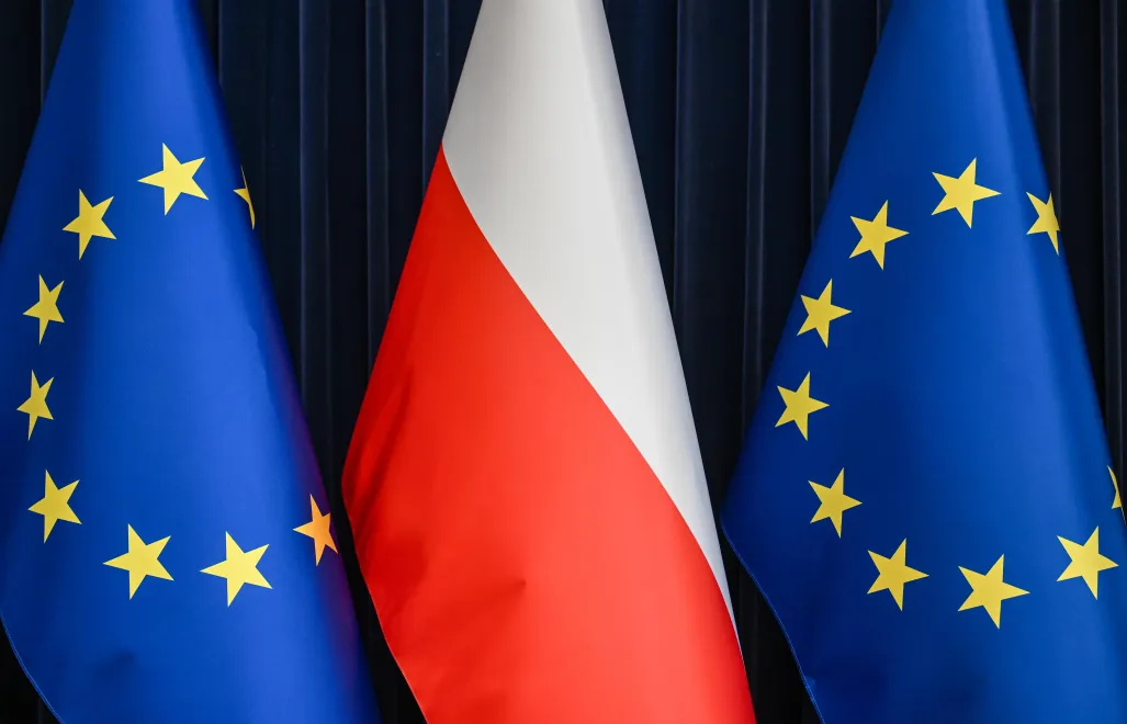 Прапори ЄС та Польщі. Fot. PAP/Darek Delmanowicz