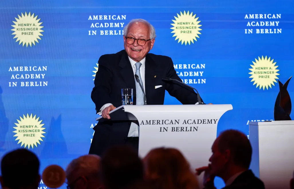 Бывший посол ФРГ в США, а ныне - глава Мюнхенской конференции по безопасности (MSC) Вольфганг Ишингер на церемонии вручения премии имени Генри Киссинджера. Fot. PAP/EPA/HANNIBAL HANSCHKE