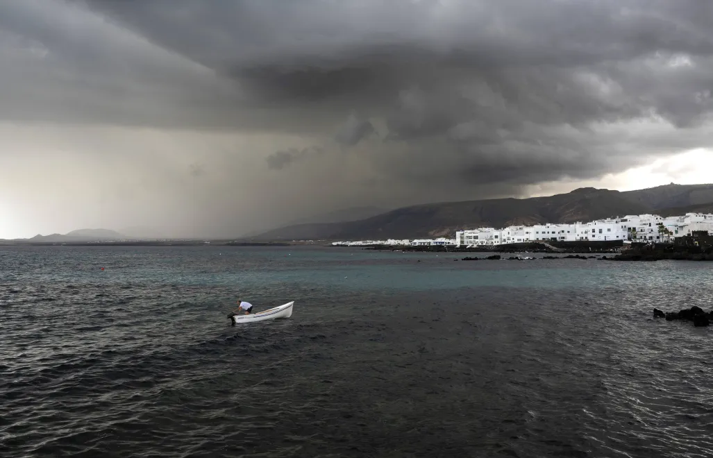 Deszcz u wybrzeży Wysp Kanaryjskich Fot. PAP/EPA/Adriel Perdomo