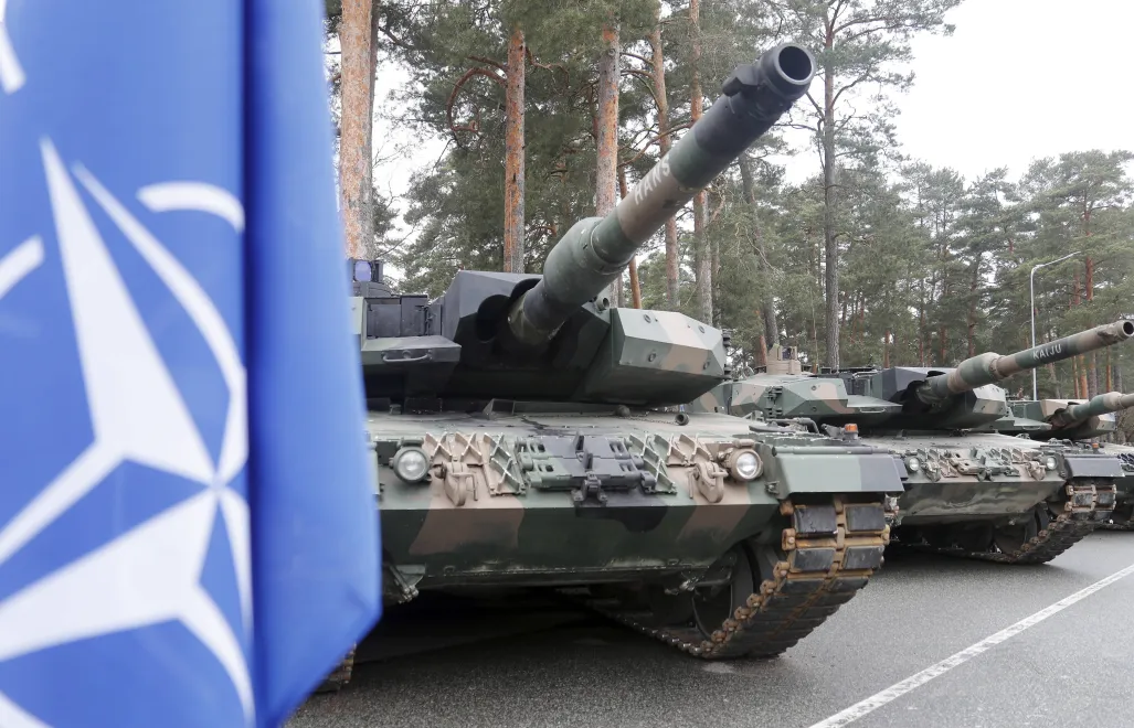 Flaga NATO i czołg (zdjęcie ilustracyjne). Fot. EPA/TOMS KALNINS