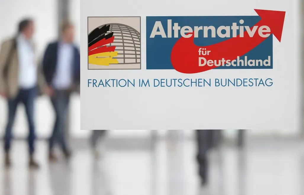 Logo AfD, fot. PAP/EPA/HANNIBAL HANSCHKE
