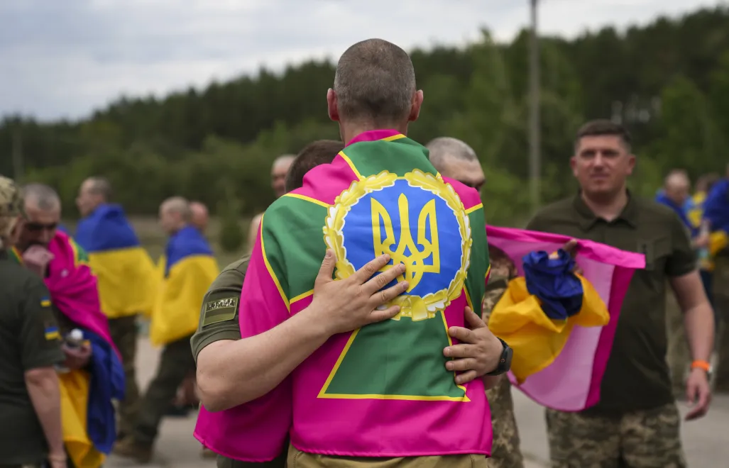 Українws обіймаються після звільнення з російського полону. Фотоілюстрація. Fot. PAP/EPA/STRINGER