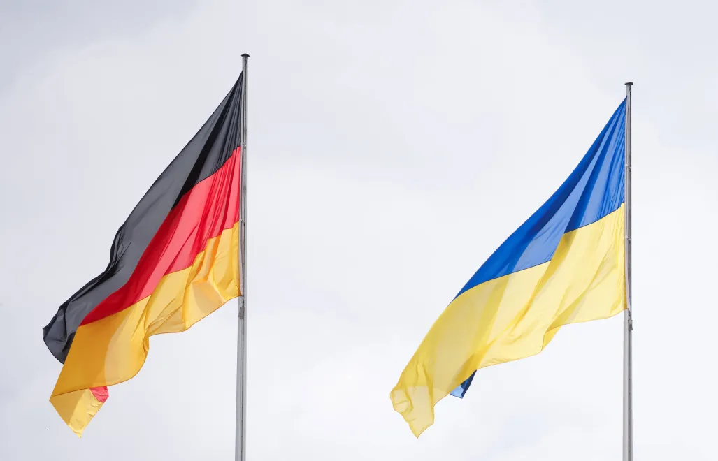 Флаги ФРГ и Украины. Фотоиллюстрация. Fot. PAP/EPA/CLEMENS BILAN