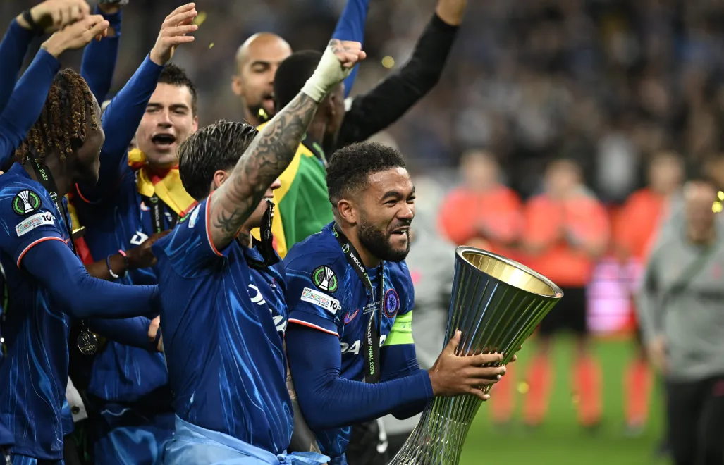 Piłkarz Chelsea FC Londyn Reece James z pucharem podczas dekoracji po meczu finałowym Ligi Konferencji z Realem Betis Sewilla. Fot. PAP/Jakub Kaczmarczyk