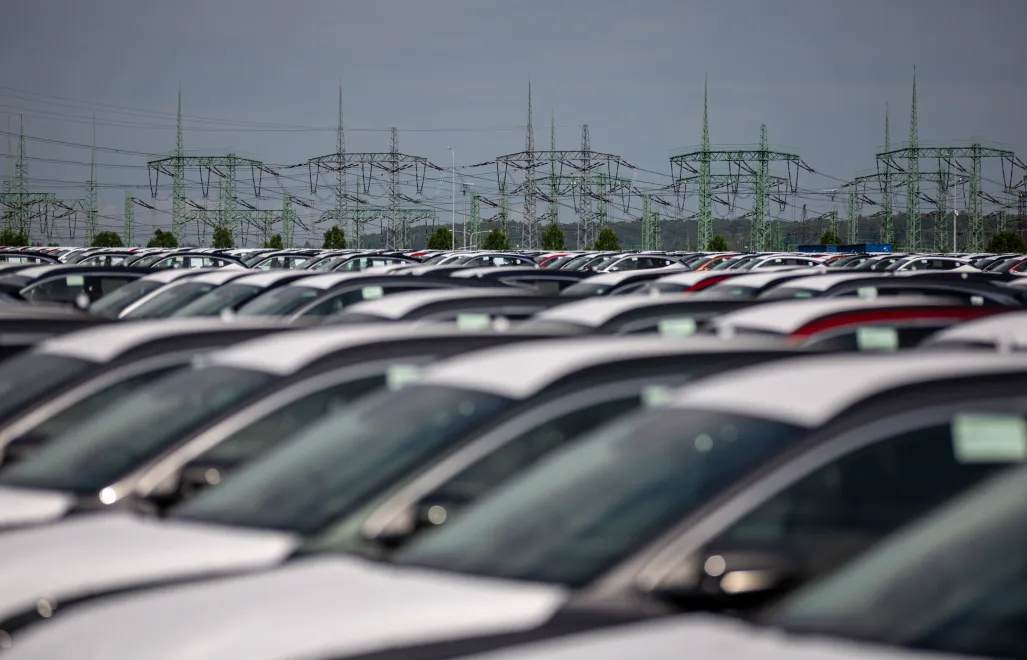 Samochody. Fot. PAP/EPA/MARTIN DIVISEK