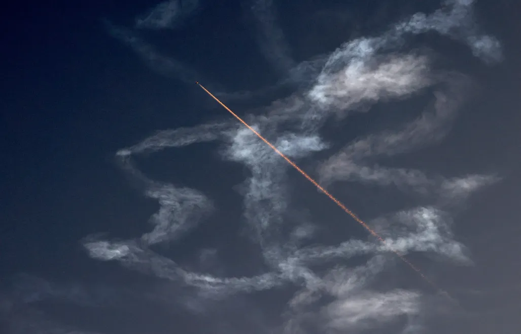 Izraelski system obrony powietrznej Żelazna Kopuła przechwytuje pocisk nad miastem Fot. PAP/EPA/ALAA BADARNEH