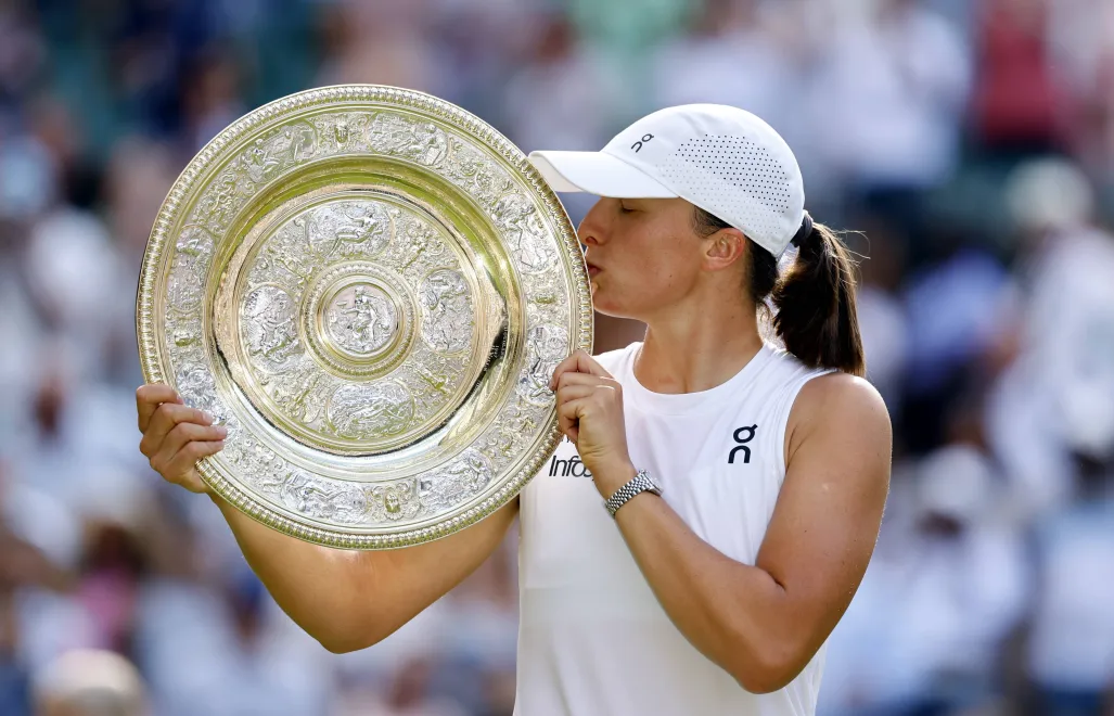 Iga Świątek po zwycięstwie w Wimbledonie. Fot. EPA/TOLGA AKMEN