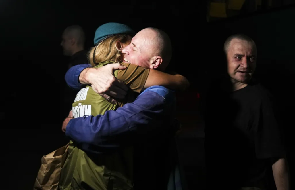 Возвращение  украинского военнопленного фотоилюстрация Fot. PAP/EPA/STRINGER