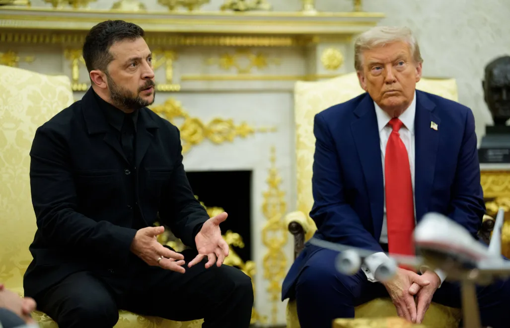 Prezydent Ukrainy Wołodymyr Zełenski i prezydent USA Donald Trump. Fot. PAP/EPA/AARON SCHWARTZ / POOL