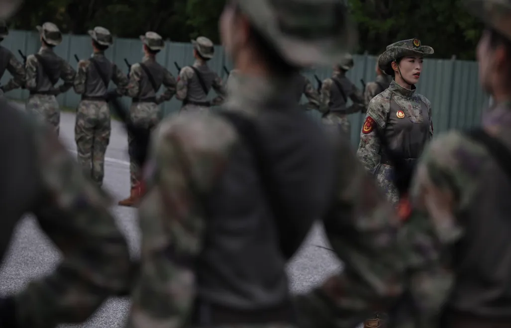 Żołnierze Armii Ludowo-Wyzwoleńczej. Fot. PAP/EPA/ANDRES MARTINEZ CASARES