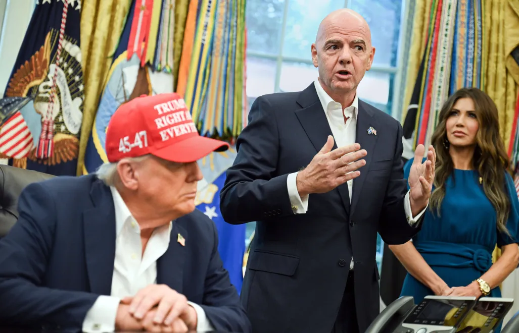 Prezydent USA Donald Trump i prezes FIFA Gianni Infantino. Fot. PAP/EPA/ANNABELLE GORDON / POOL