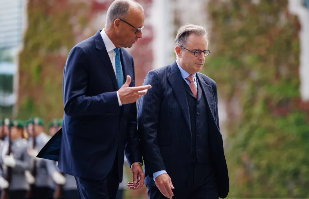 Szef niemieckiego rządu odwołał wizytę w Norwegii, by przyjechać do Brukseli na rozmowę z de Weverem. Fot. PAP/EPA/	CLEMENS BILAN