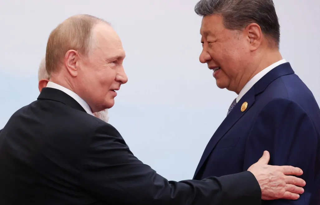 Xi Jinping (P) i Władimir Putin (L). Fot. EPA/Evgenia Novozhenina / POOL