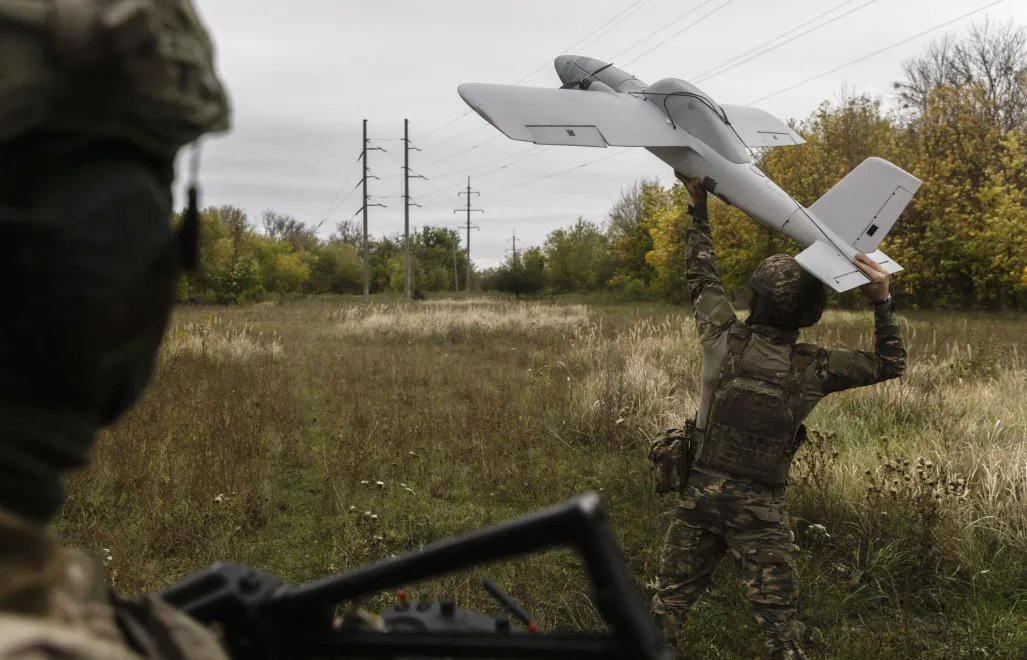 украинские военные с дроном фотоилюстрация Fot. PAP/EPA/YEVHEN TITOV
