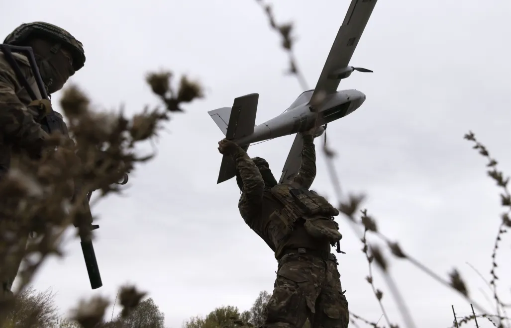 Украинские военные с дроном Fot. PAP/EPA/YEVHEN TITOV 