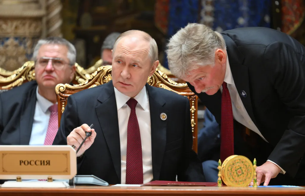 Władimir Putin i Dmitrij Pieskow. Fot. PAP/EPA/GRIGORY SYSOEV /SPUTNIK/KREMLIN POOL