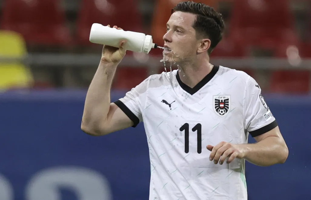 Przerwy na uzupełnienie płynów będą obligatoryjne, po 22. minucie pierwszej i drugiej połowy. Fot. PAP/EPA/ROBERT GHEMENT