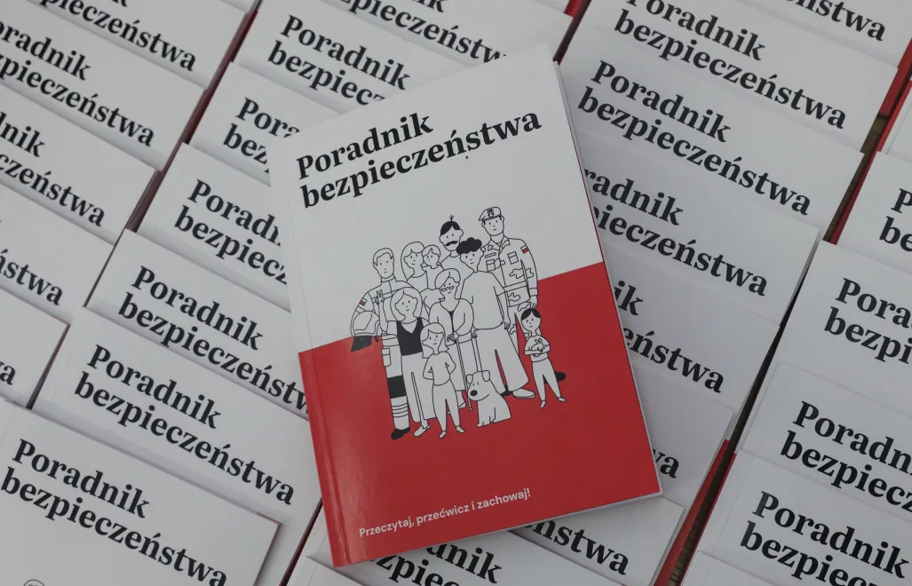 Poradnik bezpieczeństwa Fot. PAP/Tomasz Gzell