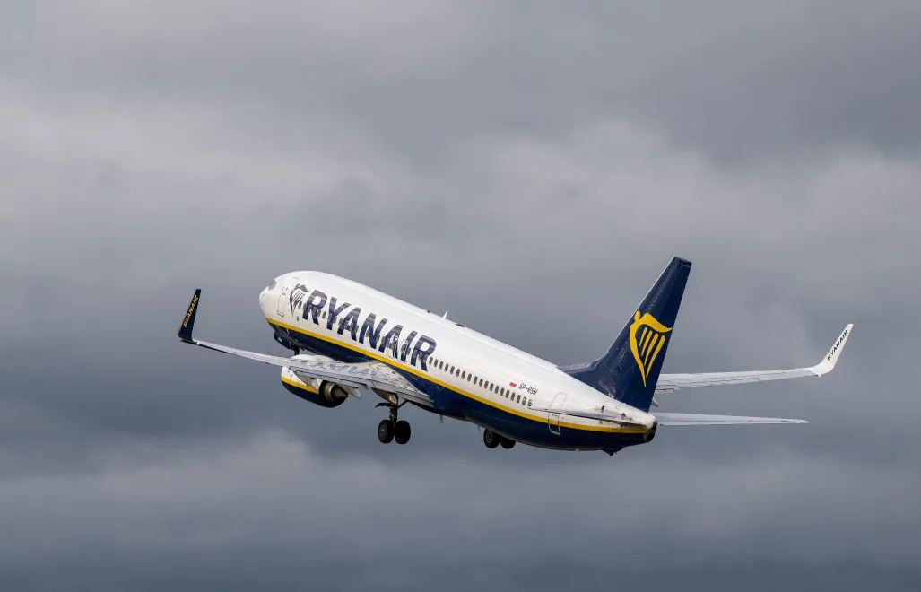 Samolot należący do tanich linii lotniczych Ryanair. Fot. PAP/Andrzej Jackowski