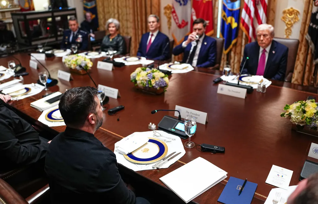  Президент України Володимир Зеленський (попереду) та президент США Дональд Трамп (праворуч) беруть участь у двосторонній зустрічі в Кабінеті Білого дому у Вашингтоні, округ Колумбія, США, 17 жовтня 2025 року. EPA/AARON SCHWARTZ / POOL