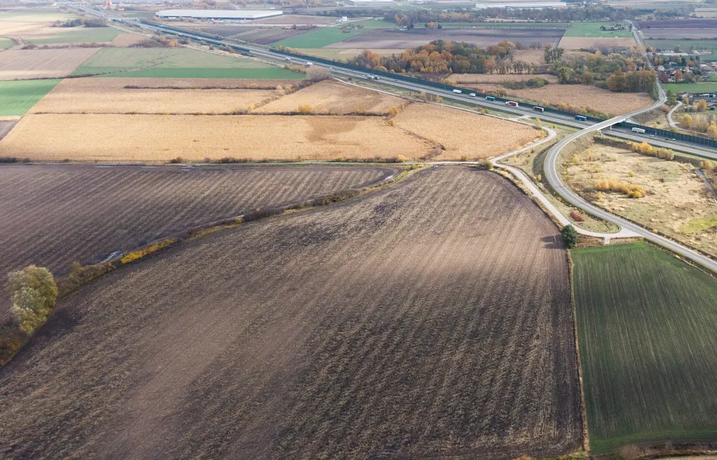 Na zdjęciu z drona teren przez który ma przebiegać linia kolei dużej prędkości z Warszawy do CPK. Fot. PAP/Leszek Szymański