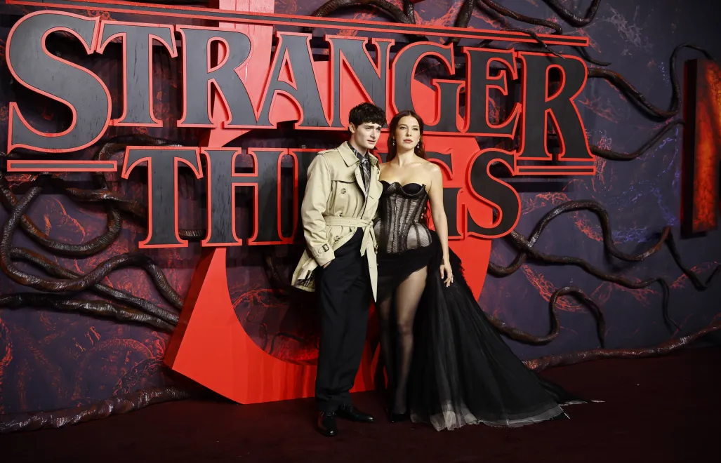 Noah Schnapp (L) i Millie Bobby Brown (P) na premierze serialu "Stranger Things". Fot. EPA/TOLGA AKMEN 