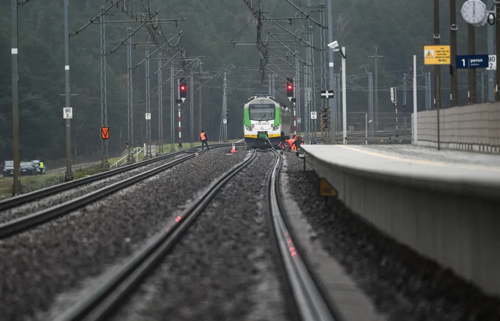 Działania służb przy zniszczonym fragmencie torowiska na trasie Dęblin-Warszawa przy stacji kolejowej Mika. Fot. PAP/Wojtek Jargiło