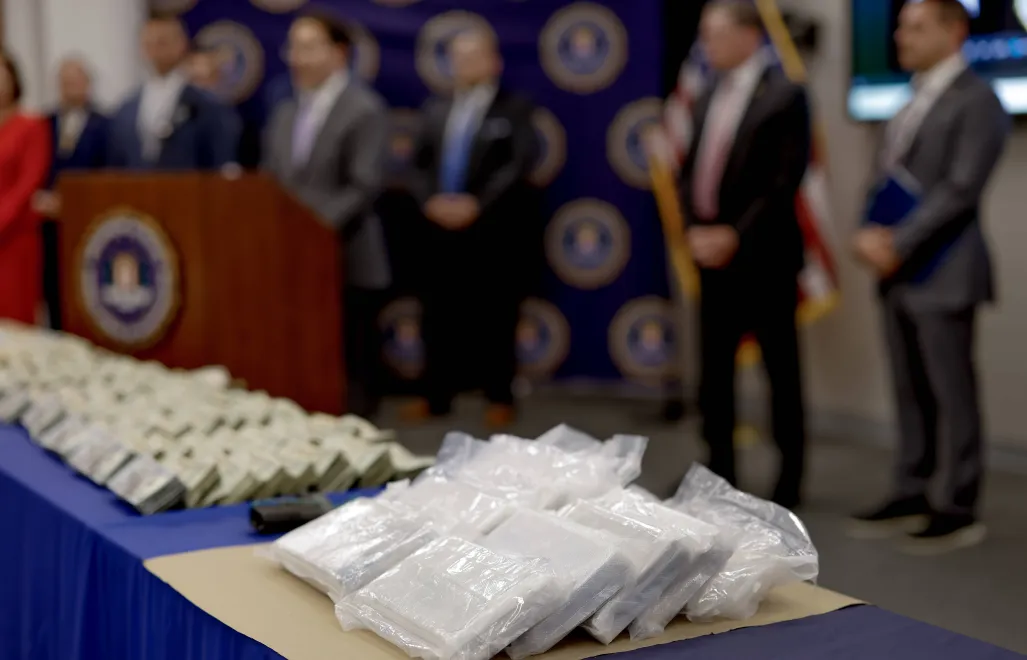 Zarekwirowana gotówka, fentanyl i pistolet w siedzibie Federalnego Biura Śledczego (FBI) Fot. PAP/EPA/ERIK S. LESSER