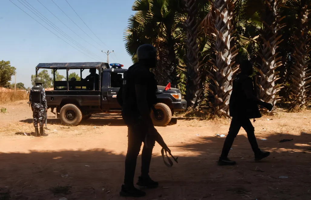 Służby bezpieczeństwa przed szkołą, gdzie doszło do porwania, fot. PAP/EPA/AFOLABI SOTUNDE