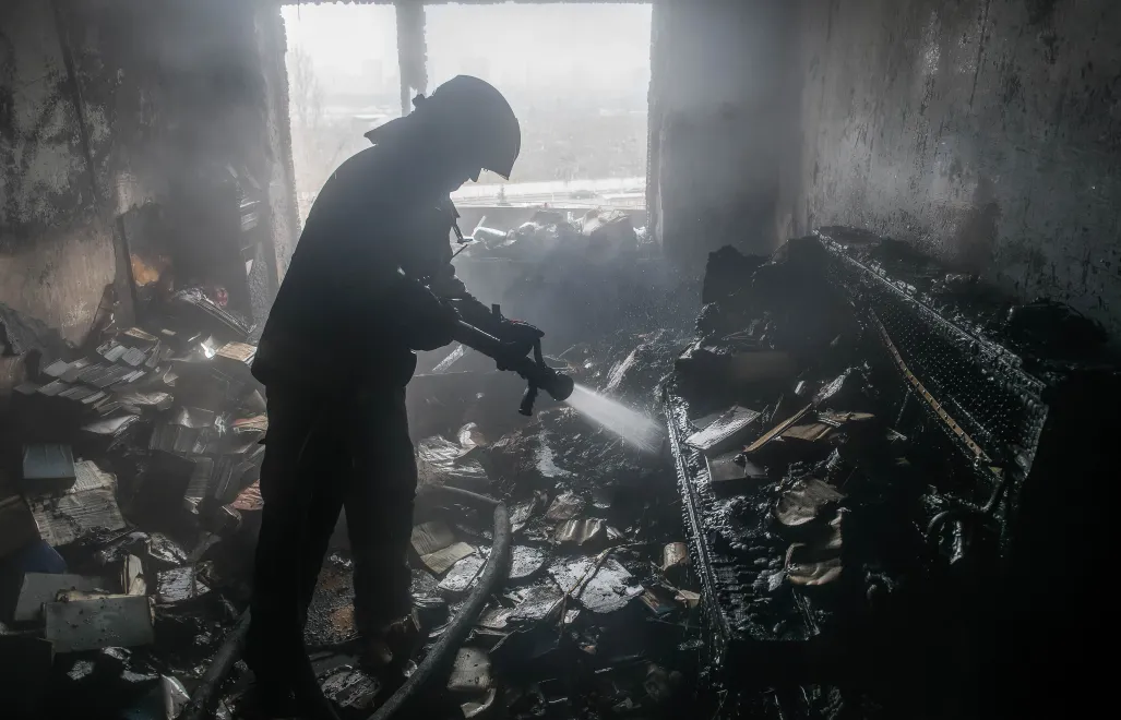 Zniszczenia po zmasowanym rosyjskim ataku. Fot. PAP/	Vladyslav Musiienko 