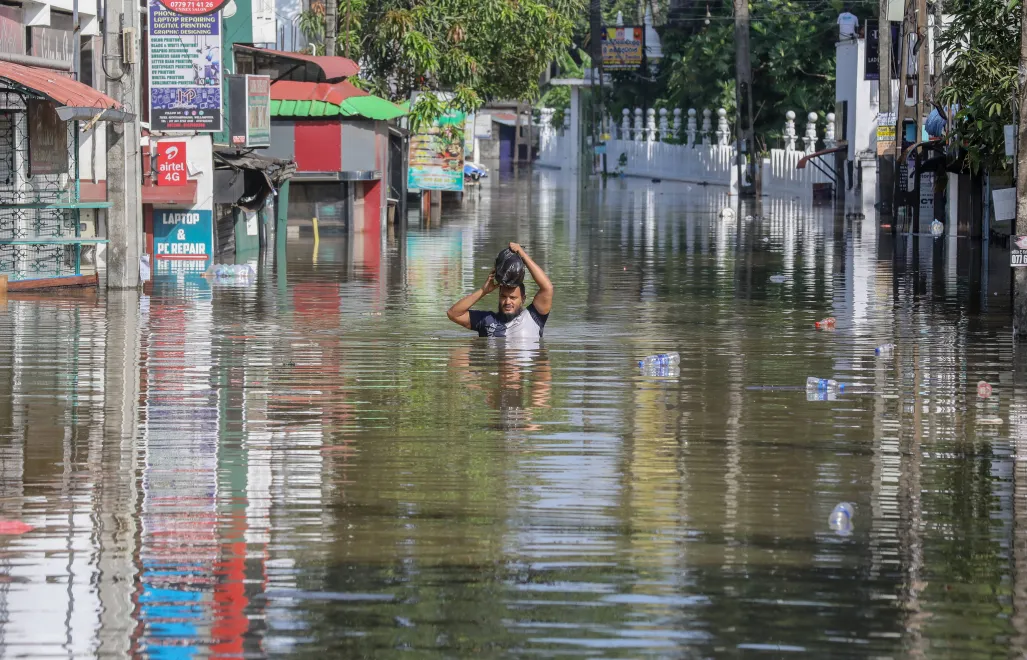 Powodzie na Sri Lance, fot. PAP/EPA/CHAMILA KARUNARATHNE