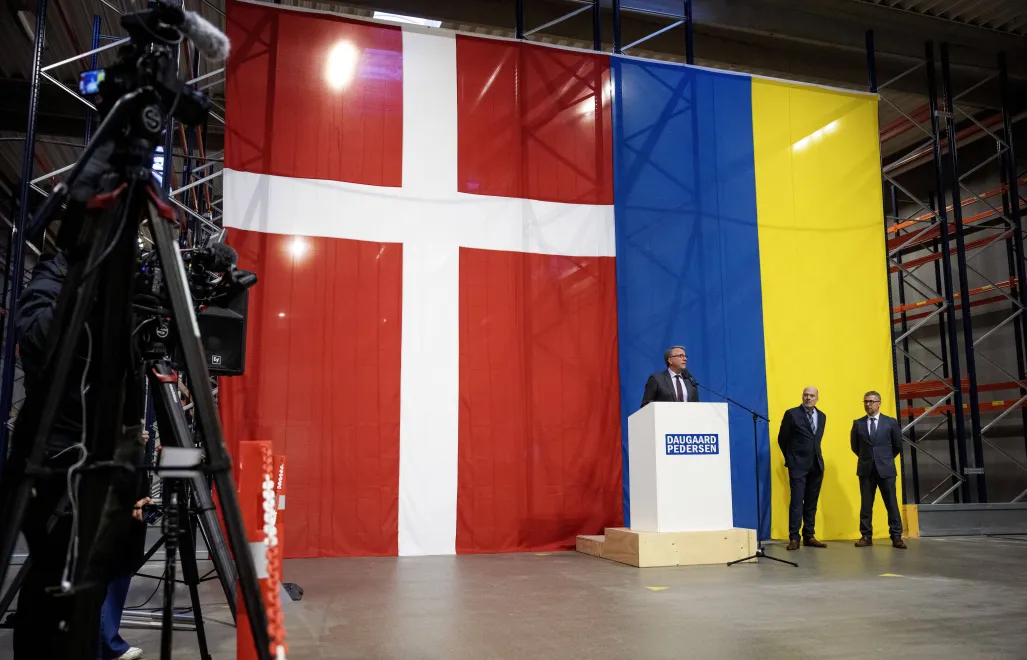 Мер муніципалітету Хадерслев Мадс Скау та директор української оборонної компанії Fire Point В'ячеслав Бондарчук (в центрі) слухають промову міністра промисловості, бізнесу та фінансів Данії Мортена Боедскова з нагоди закладання першого каменю спільного заводу Fire Point у Воєнсі, Південна Ютландія, Данія. 1 грудня 2025 р. Фотоілюстрація. Fot. PAP/EPA/RITZAU SCANPIX