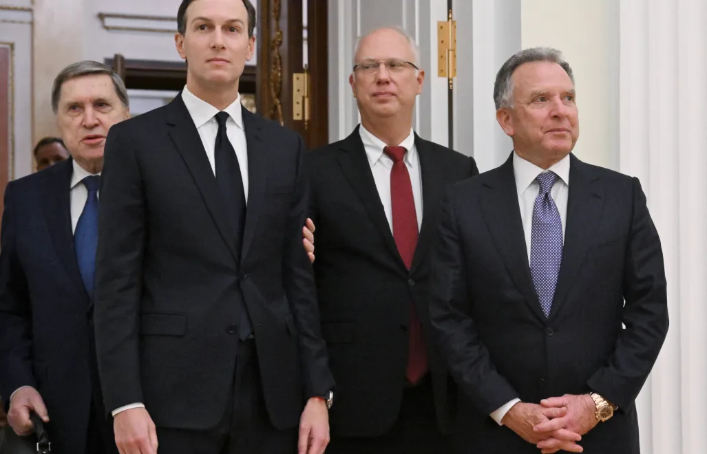Помощник президента России Юрий Ушаков (слева), зять Дональда Трампа Джаред Кушнер (второй слева), специальный посланник президента США Стив Уиткофф (справа) и Кирилл Дмитриев (второй справа). Fot. PAP/EPA/KRISTINA KORMILITSINA / SPUTNIK / KREMLIN POOL  