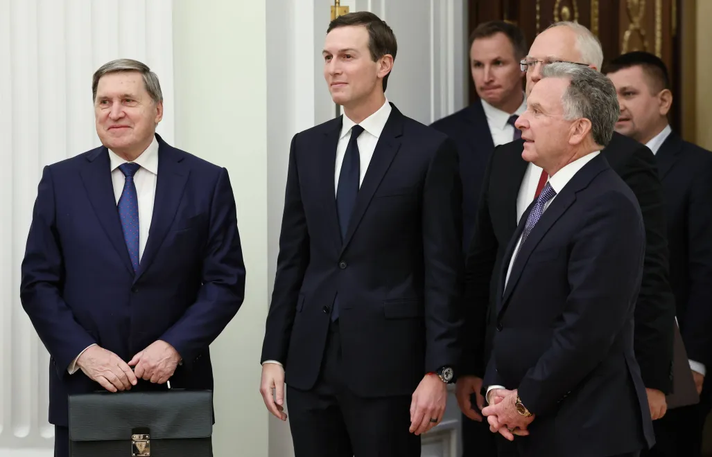 Doradca Putina Jurij Uszakow (L), Jared Kushner, zięć Donalda Trumpa (C) i specjalny wysłannik USA Steve Witkoff podczas rozmów na Kremlu, fot. PAP/EPA/ALEXANDER KAZAKOV / SPUTNIK / KREMLIN POOL