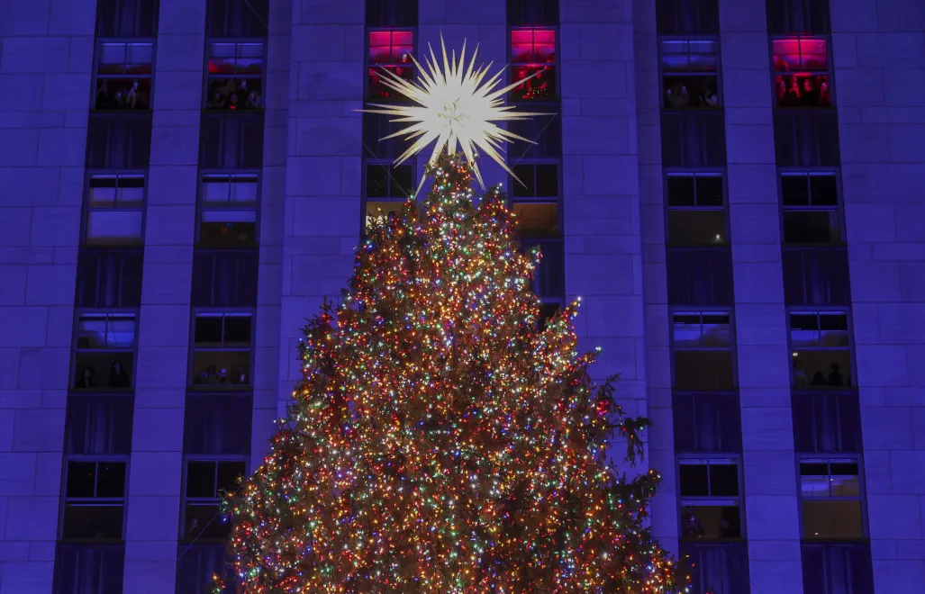 Tradycja ustawiania choinki w Rockefeller Center sięga roku 1931 roku. Fot. PAP/EPA/	SARAH YENESEL