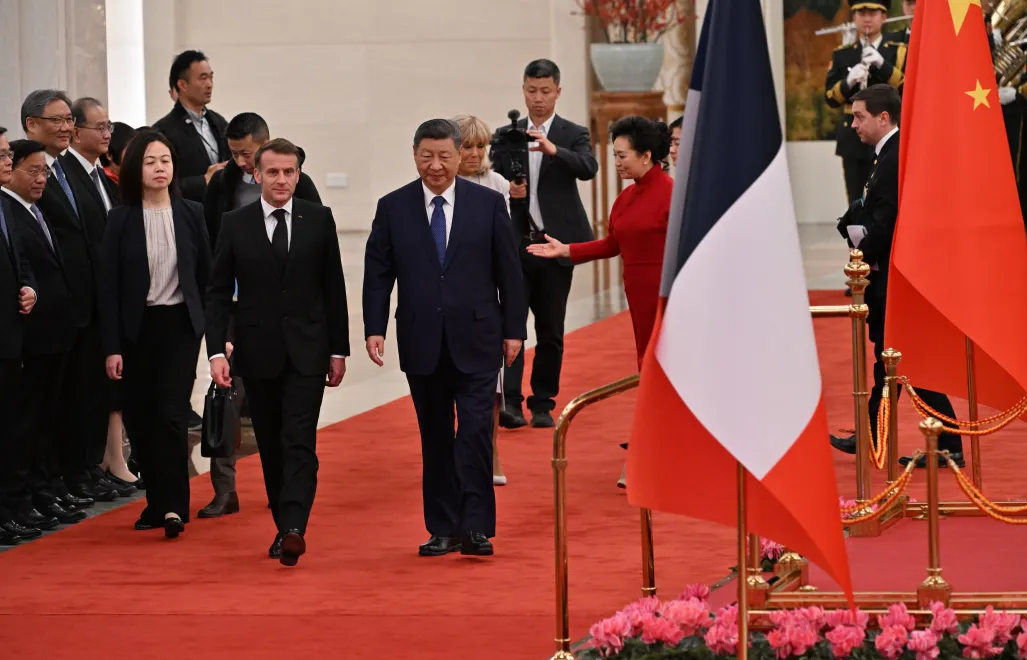 Przywódca Chin Xi Jinping i prezydent Francji Emmanuel Macron. Fot. PAP/EPA/	ADEK BERRY / POOL