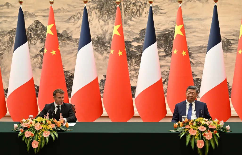 Еммануель Макрон та Сі Цзіньпін. Fot. PAP/EPA/ADEK BERRY/POOL