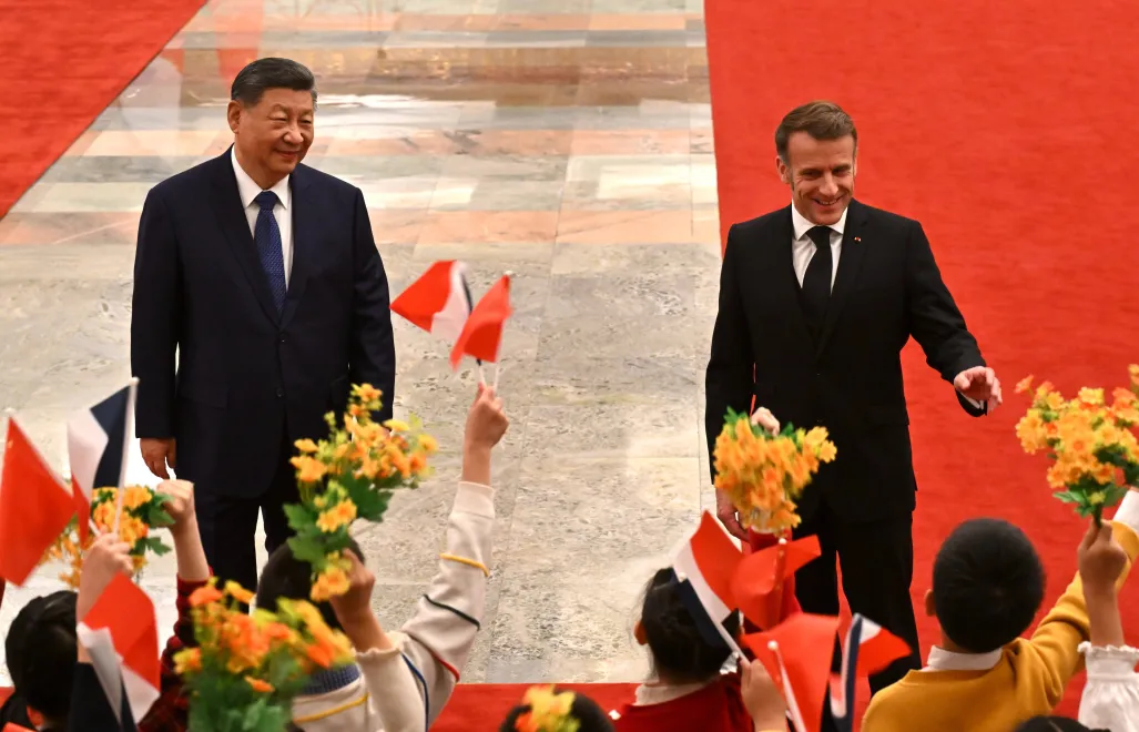 Китай. Си Цзиньпин и Эммануэль Макрон.Fot. PAP/EPA/ADEK BERRY / POOL