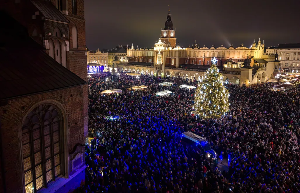Choinka na krakowskim Rynku Głównym Fot. PAP/Łukasz Gągulski