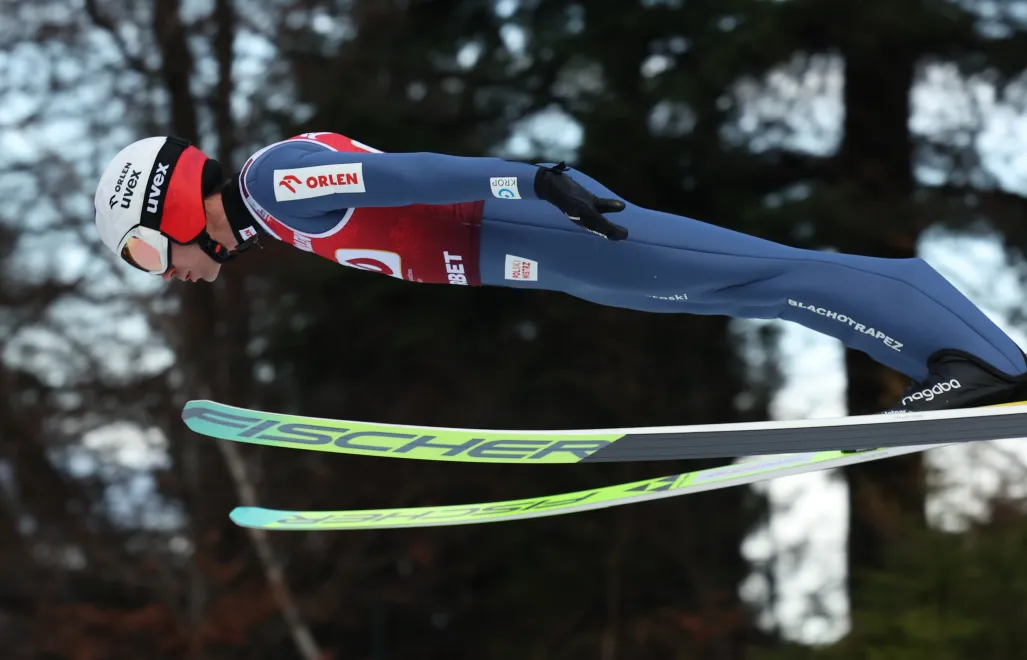Polak Kamil Stoch podczas zawodów Pucharu Świata w skokach narciarskich. Fot. PAP/Grzegorz Momot