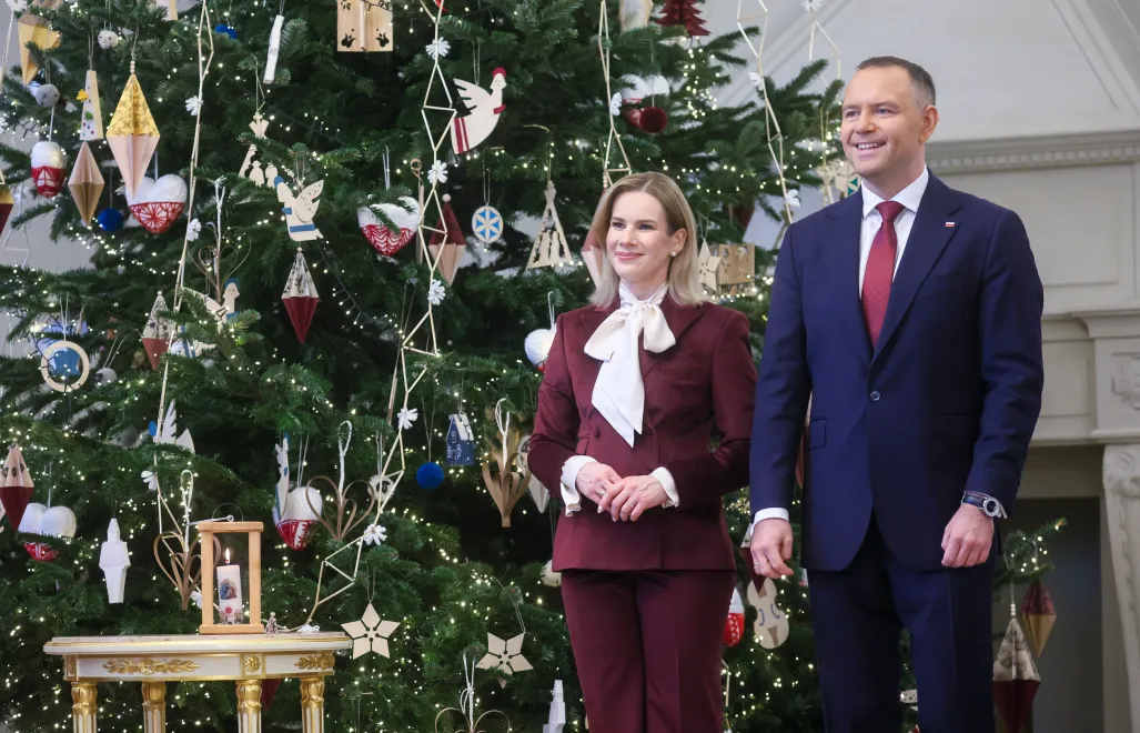 Президент Кароль Навроцкий и первая леди Марта Навроцкая возле праздничной елки Fot. PAP/Leszek Szymański