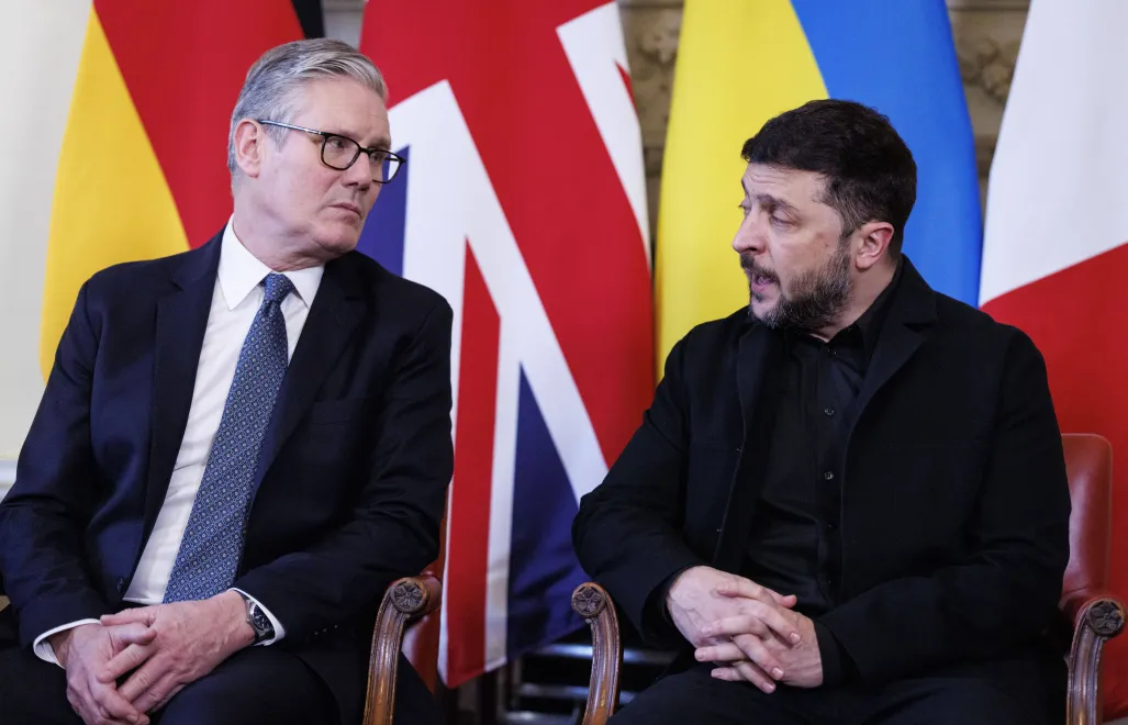 Прем'єр-міністр Великої Британії Кір Стармер і український президент Володимир Зеленський. Fot. PAP/EPA/TOLGA AKMEN/POOL