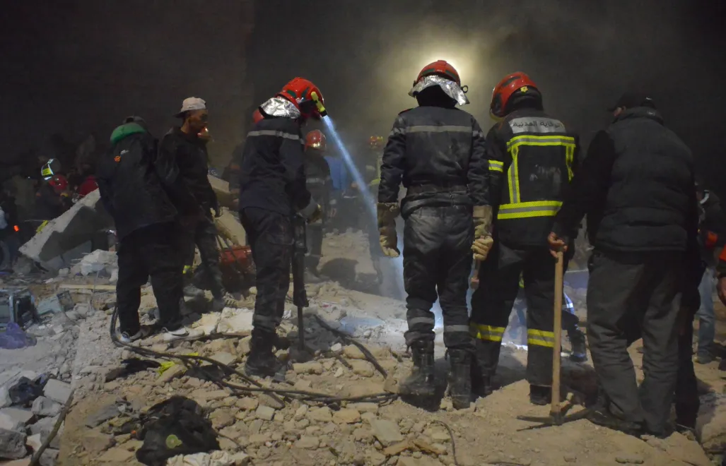 Akcja ratunkowa służb po zawaleniu buynków, fot. PAP/EPA/Ahmed Alaoui Mrani