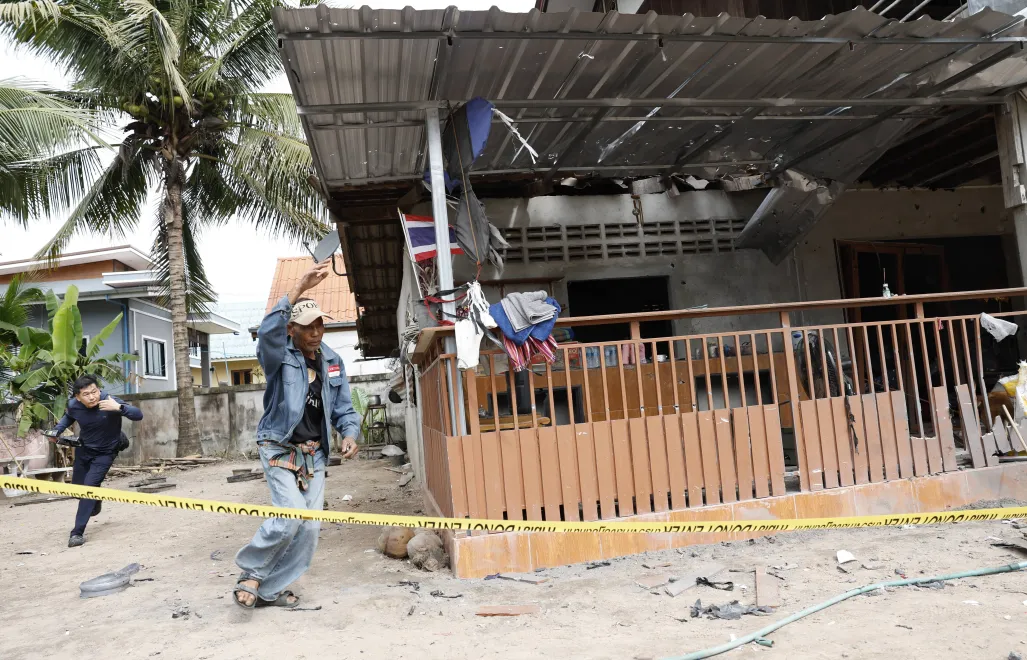 Ludzie uciekają do bunkru w Tajlandii w wiosce w prowincji Surin, fot. PAP/EPA/RUNGROJ YONGRIT