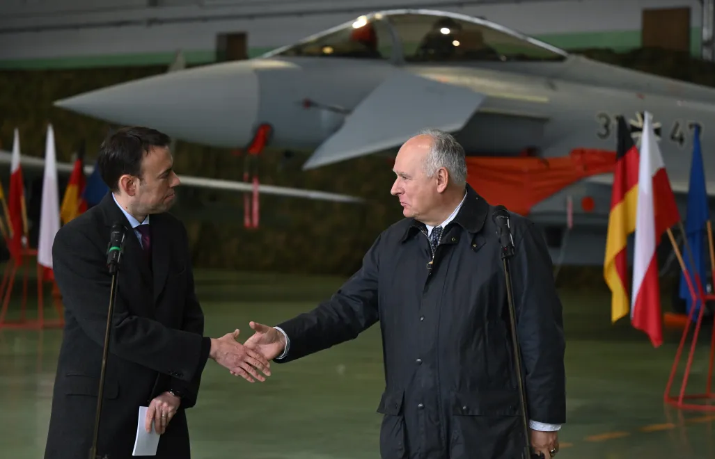 Заступник міністра національної оборони Польщі Павел Залевський (праворуч) та заступник міністра оборони Німеччини Нільс Шмід (ліворуч) під час пресконференції після зустрічі з нагоди початку місії німецького контингенту в рамках NATO Air Policing. Fot. PAP/Adam Warżawa